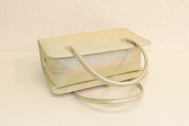 アオリ式利休ハンドバッグ　金糸絹織物　ホワイトゴールド